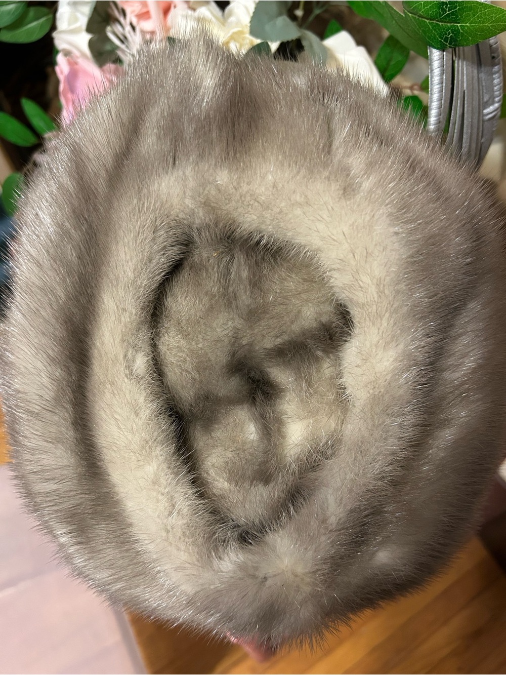vintage-style Canadian Sapphire Mink fur hat features a soft, light grey tone, M